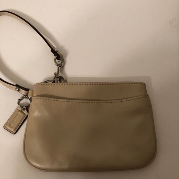 👛 COACH 👛 pearl leather wristlet
